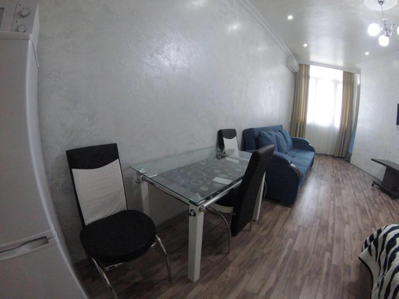 Apartment In Front Of Mcdonald'S Batumi Bagian luar foto