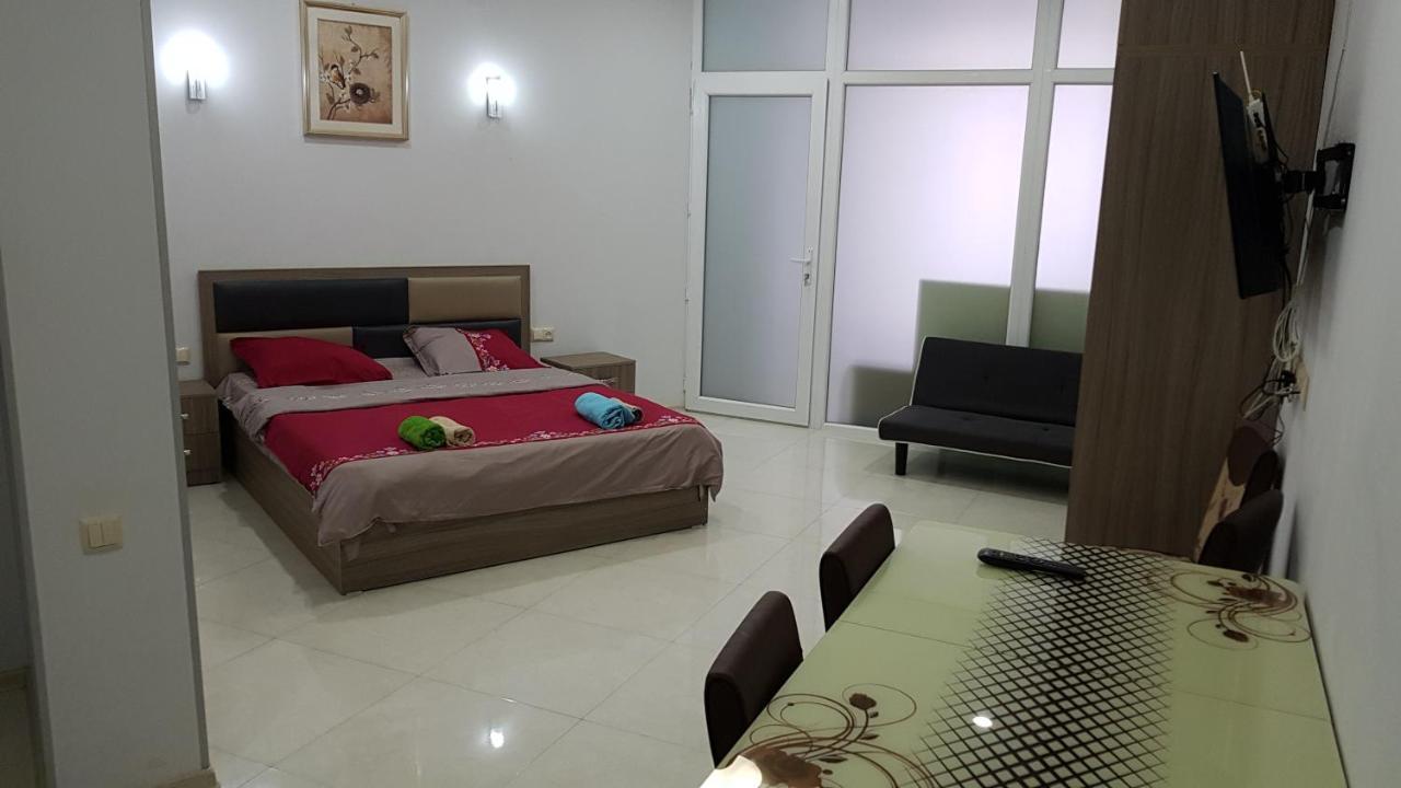 Apartment In Front Of Mcdonald'S Batumi Bagian luar foto